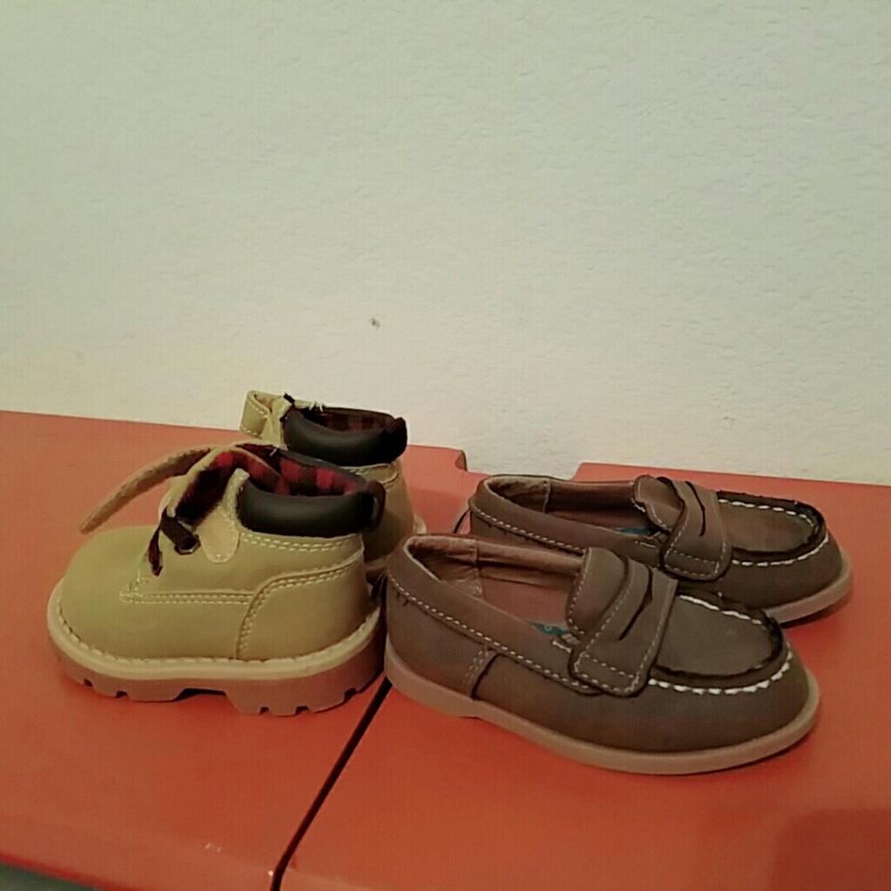 2 Paires boys shoes sizes 3 and 5